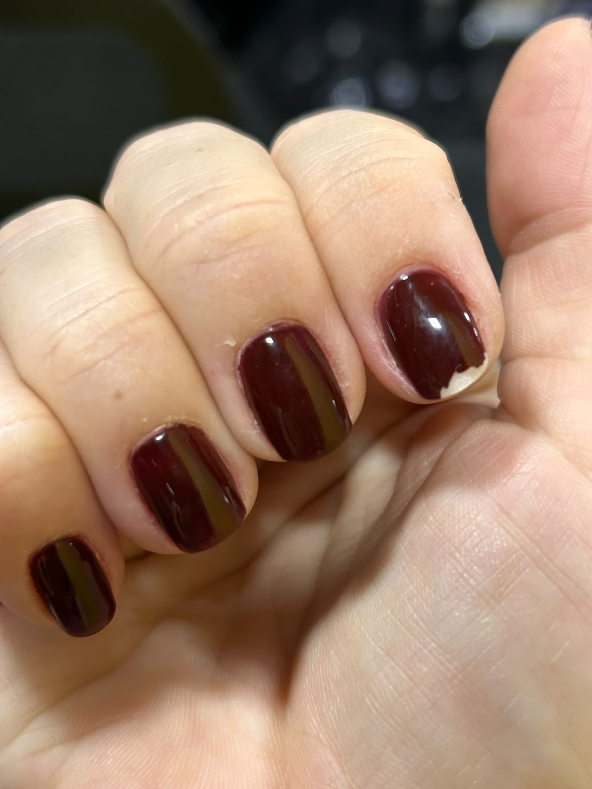Unha com esmaltação em gel descolando na ponta, resultado de preparo pela metade