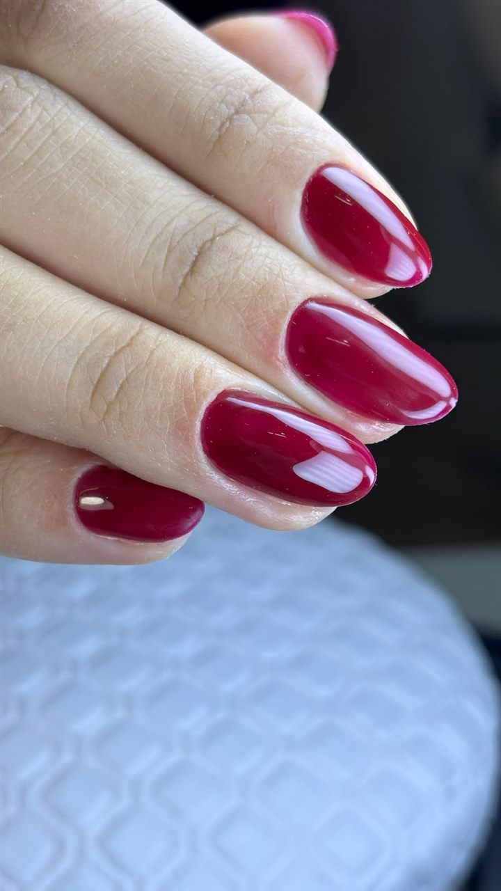 Unhas com esmaltação em gel rosa escuro, acabamento liso e brilhante