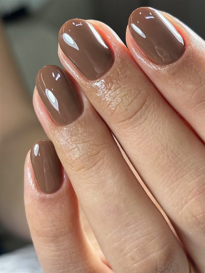 Unhas com esmaltação em gel marrom chocolate, brilho uniforme